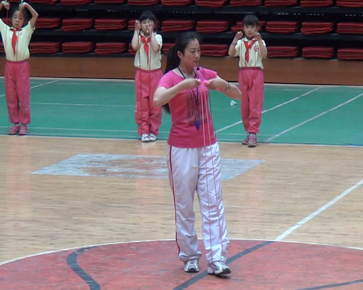 2.人教2011版体育与健康一至二年级《2.并脚跳短绳与体能练习》建设兵团省一等奖