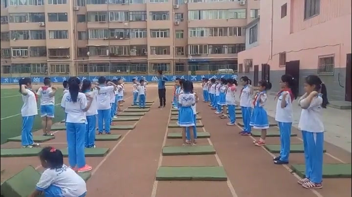 1.人教2011版体育与健康一至二年级《2.团身滚动》内蒙古省一等奖
