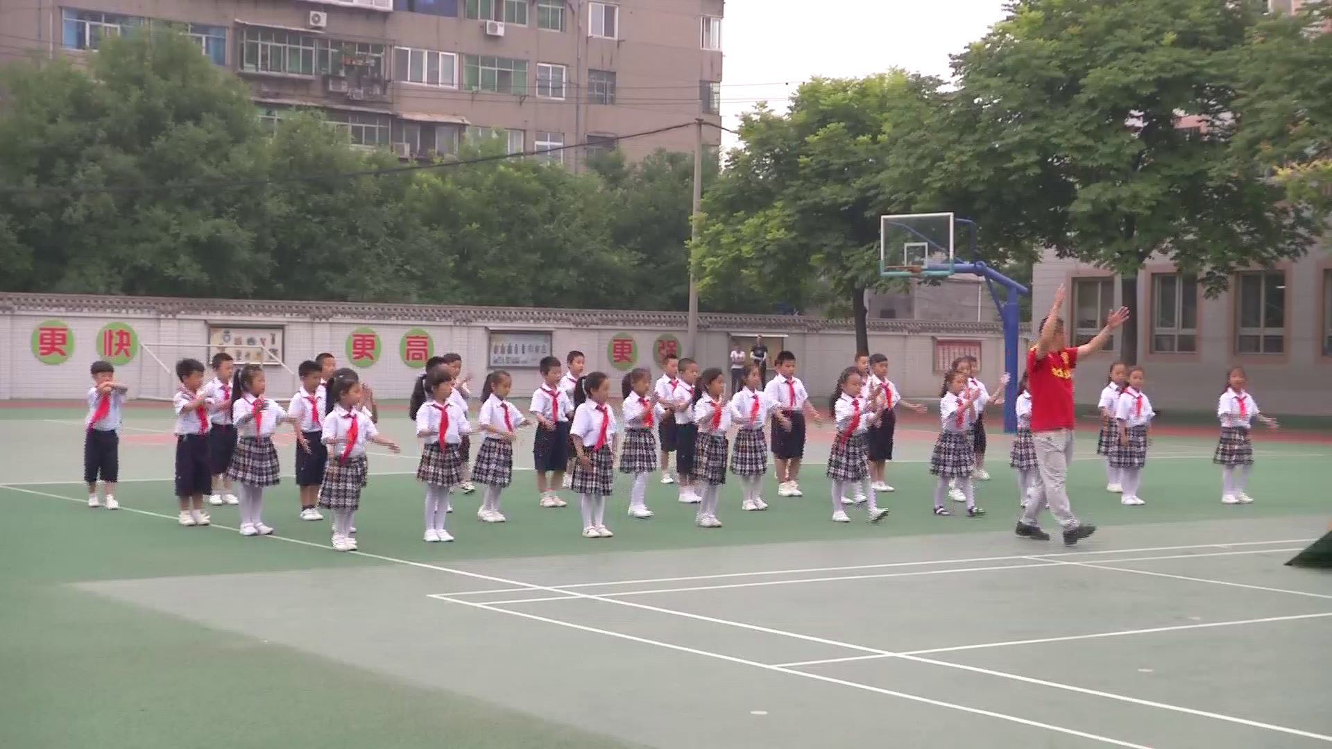 2.人教2011版体育与健康一至二年级《1．队列和体操队形》陕西省省一等奖
