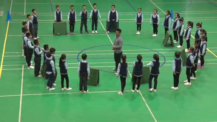 1.人教2011版体育与健康一至二年级《4.老鹰捉小鸡》辽宁省市一等奖