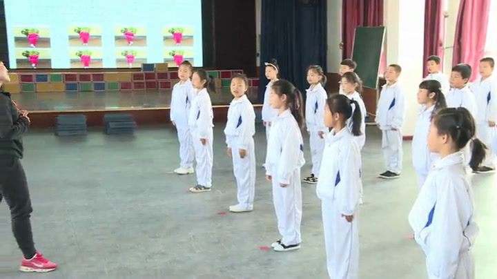 2.人教2011版体育与健康一至二年级《4.拍手操第四～六节》辽宁省市一等奖