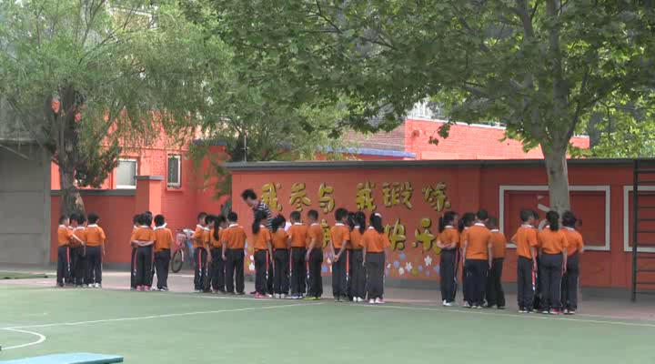 2.人教2011版体育与健康一至二年级《7.连续前滚翻》全国一等奖