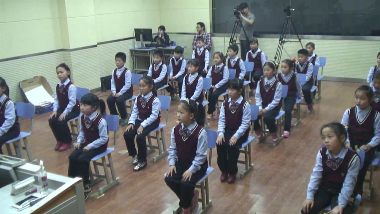 1.人教2011版体育与健康一至二年级《1.平行站立与踏步》安徽省市一等奖