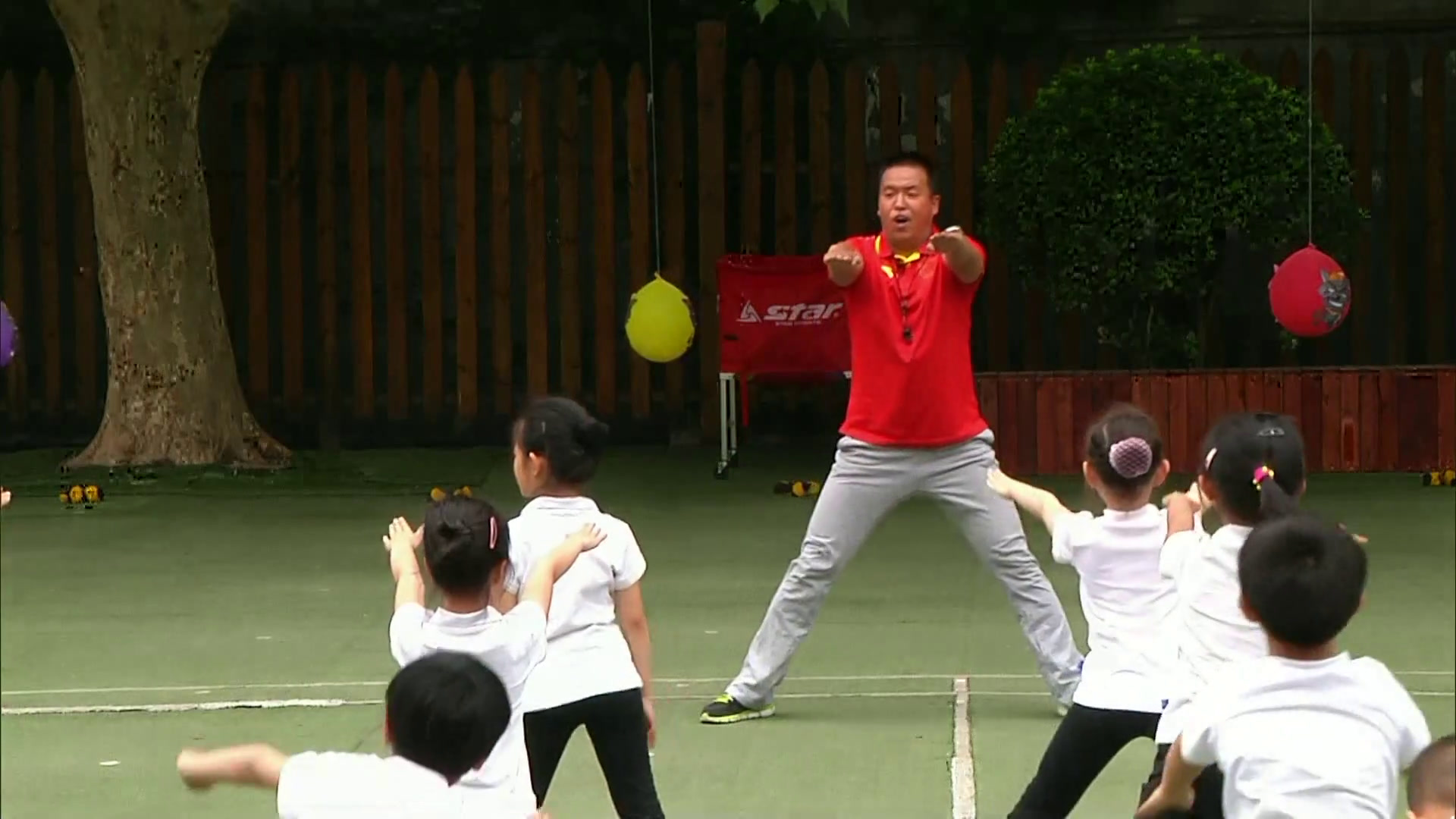 2.人教2011版体育与健康一至二年级《2.基本步型与基本腿法》全国一等奖