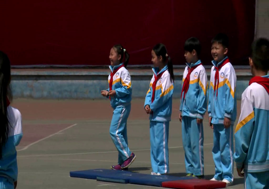 人教2011版体育与健康一至二年级《6.立定跳远分解动作练习与游戏》陕西省省一等奖