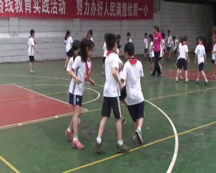 2.人教2011版体育与健康一至二年级《2.原地摆臂练习及30米快速跑与游戏》重庆市省一等奖