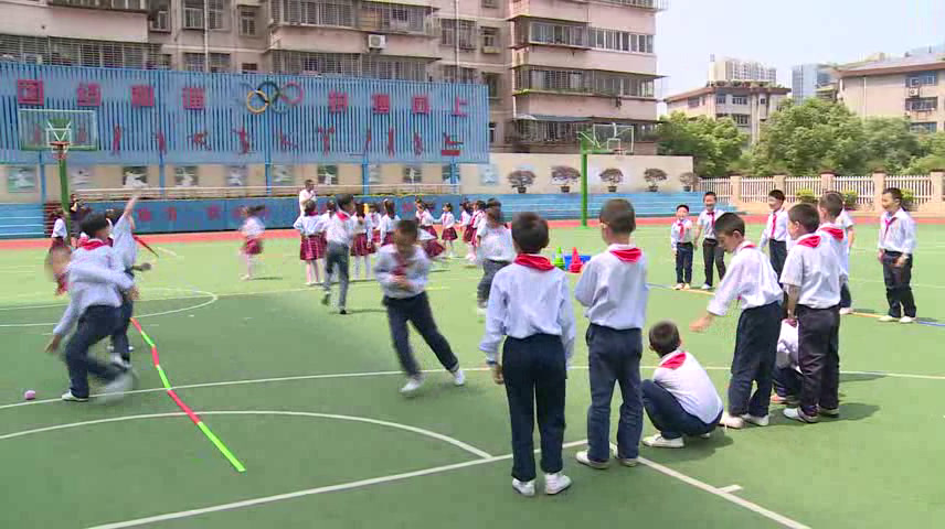人教2011版体育与健康一至二年级《6.单手侧对投掷方向持沙包掷远与游戏》湖北省市一等奖