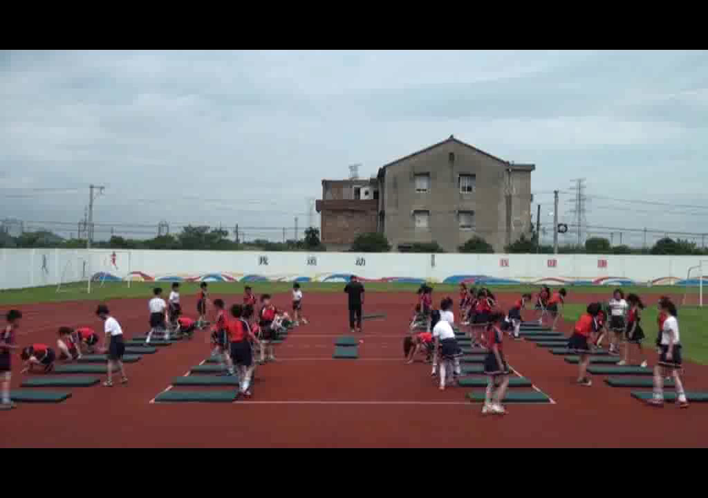 3.人教2011版体育与健康一至二年级《7.连续前滚翻》浙江省省一等奖