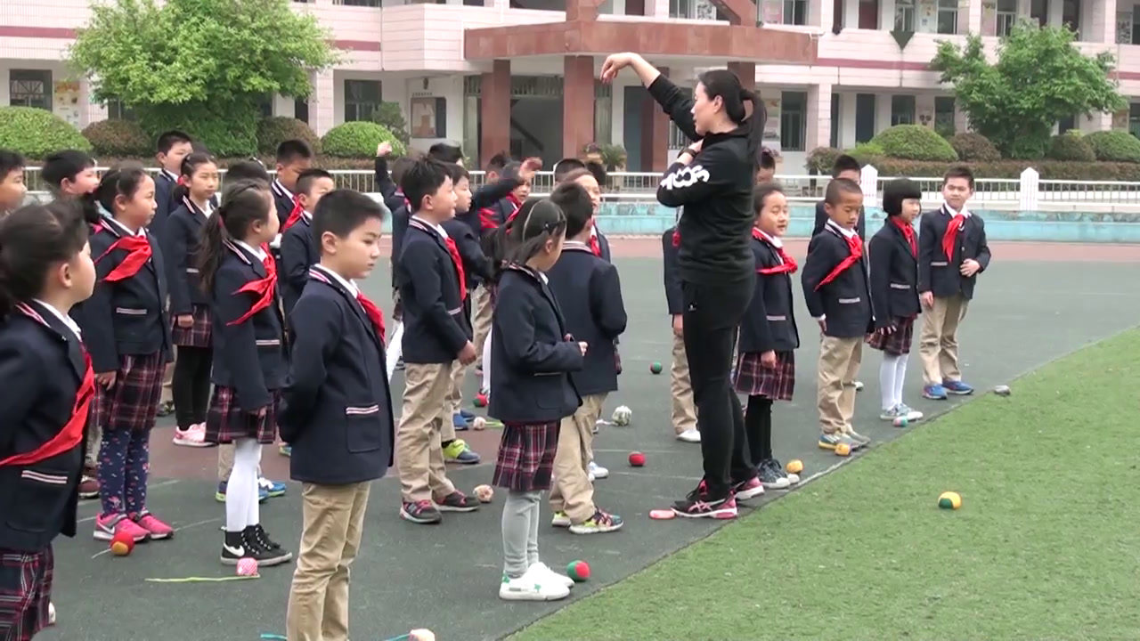 人教2011版体育与健康一至二年级《4.单手正对投掷方向持小垒球（小沙包）掷远与游戏》安徽省市一等奖2