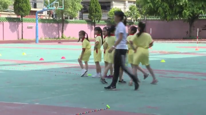 1.人教2011版体育与健康一至二年级《4.原地两脚依次跳长绳》广东省市一等奖
