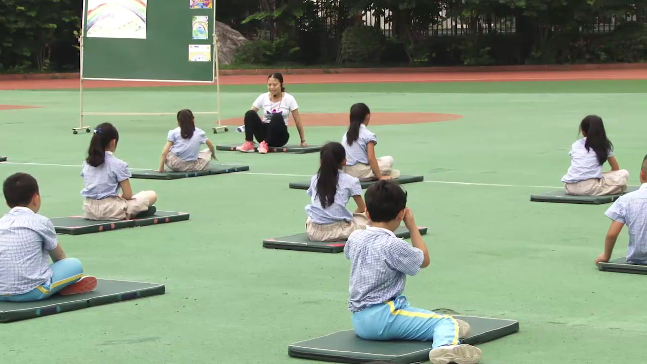2.人教2011版体育与健康一至二年级《三、技巧》陕西省省一等奖