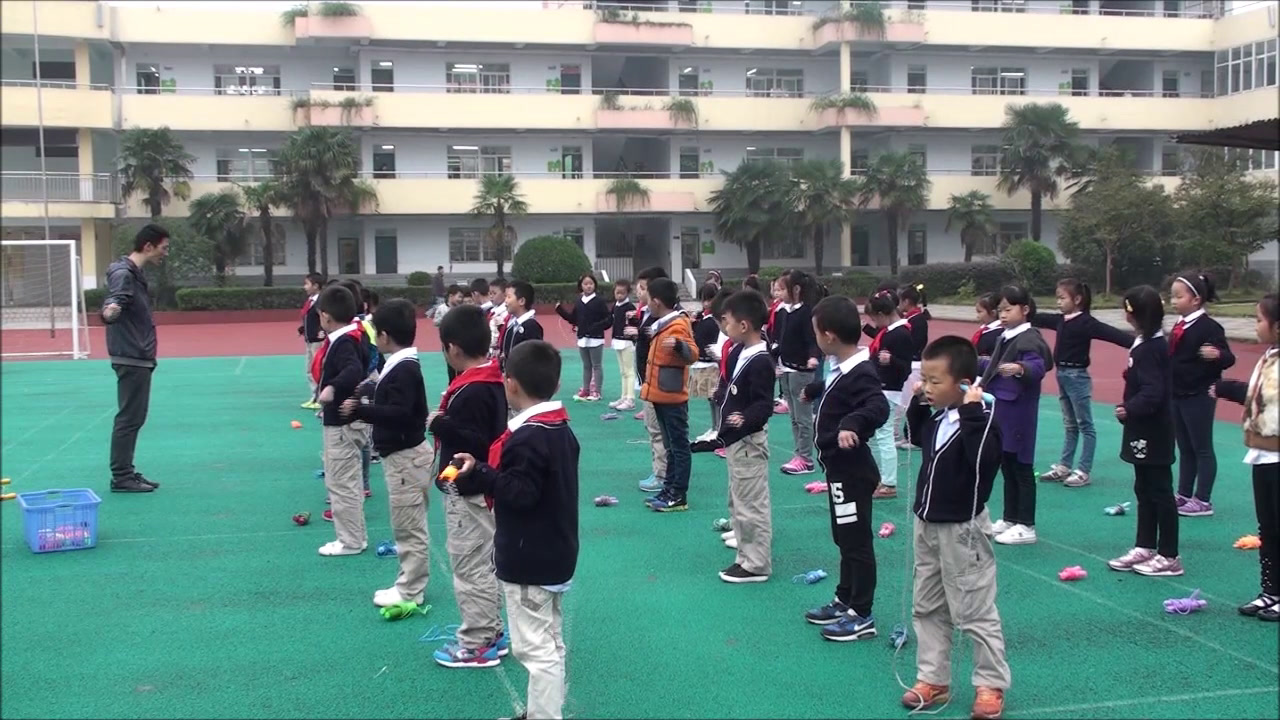 1.人教2011版体育与健康一至二年级《2.并脚跳短绳与体能练习》安徽省市一等奖