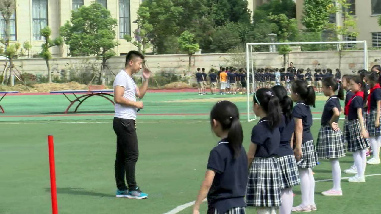 1.人教2011版体育与健康一至二年级《6.儿童集体舞：小火车舞》安徽省县一等奖