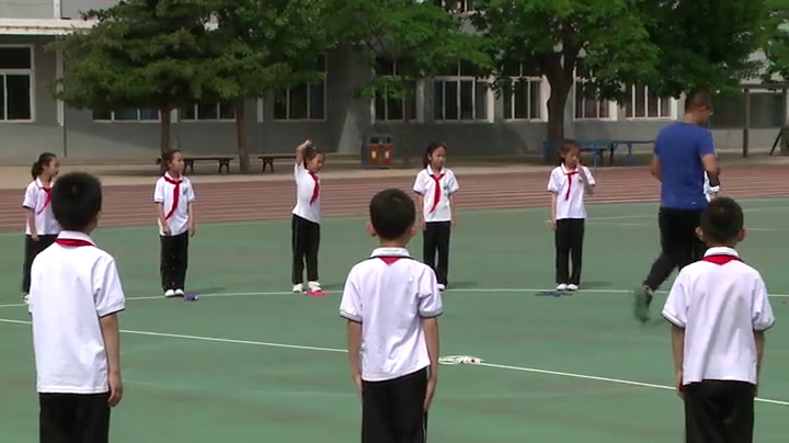 1.人教2011版体育与健康一至二年级《3.原地并脚跳长绳》辽宁省市一等奖