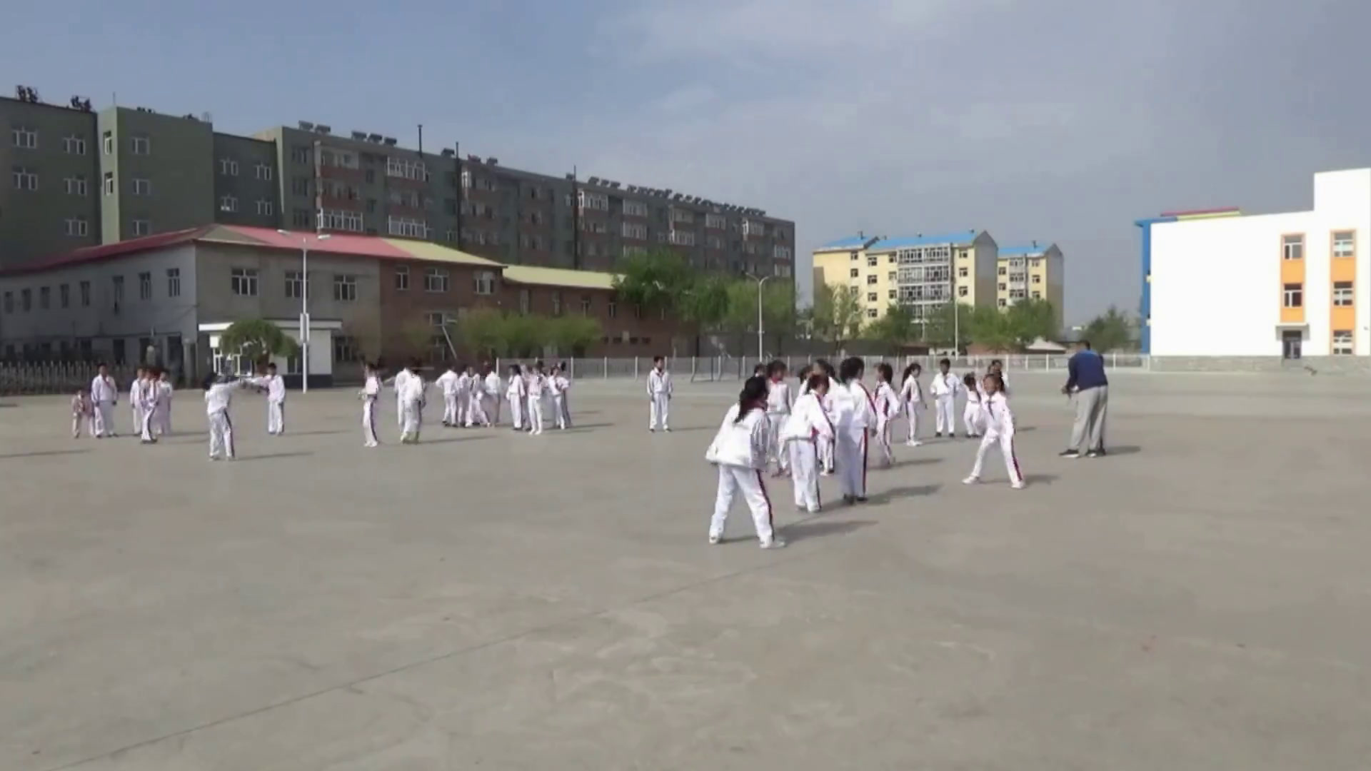 2.人教2011版体育与健康一至二年级《4.原地两脚依次跳长绳》黑龙江省一等奖