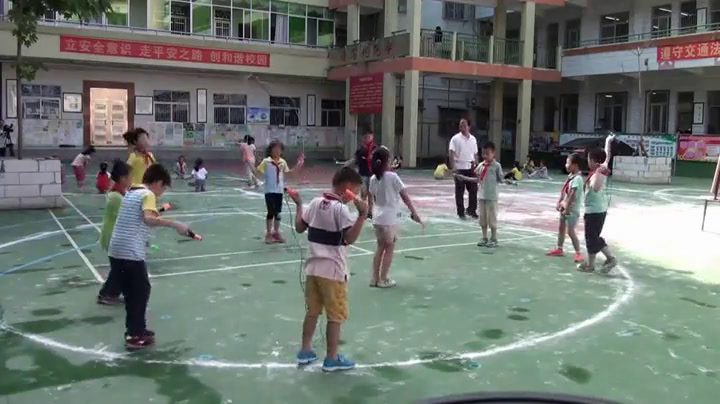 2.人教2011版体育与健康一至二年级《2.并脚跳短绳与体能练习》广东省市一等奖