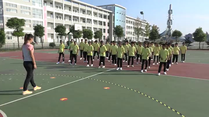 人教2011版体育与健康三至四年级《1.原地或助跑跳过横杆与发展跳跃能力练习》江苏省市一等奖
