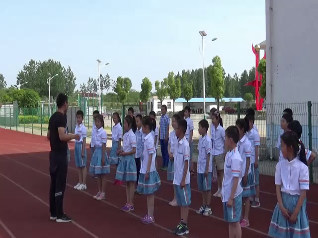 人教2011版体育与健康三至四年级《1.站立式起跑与反应练习和游戏》安徽省省一等奖