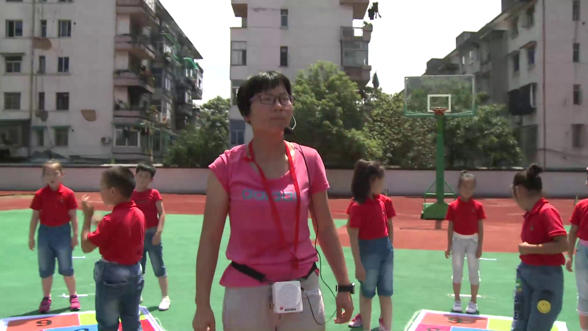 人教2011版体育与健康三至四年级《1.原地或助跑跳过横杆与发展跳跃能力练习》浙江省省一等奖