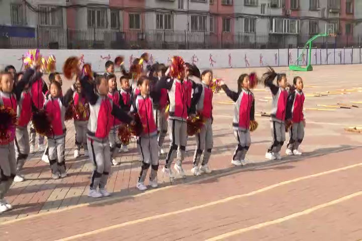 2.人教2011版体育与健康三至四年级《5.踩高跷》辽宁省市一等奖