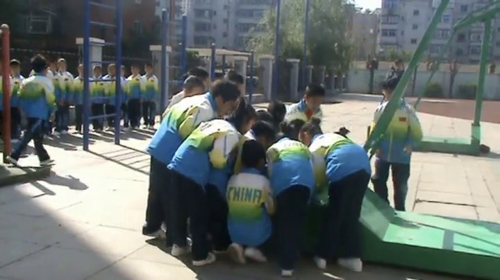 人教2011版体育与健康三至四年级《4.发展悬垂能力的练习与游戏》辽宁老师-市一等奖