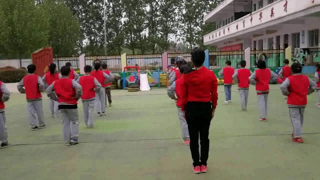 人教2011版体育与健康三至四年级《1.正踢腿》河南郭老师-市一等奖