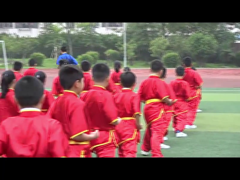 人教2011版体育与健康三至四年级《1.上步搂手马步击掌》安徽凌老师-全国一等奖