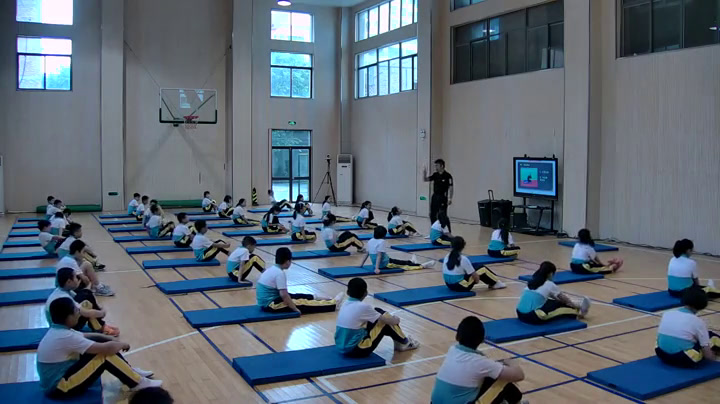 人教2011版体育与健康三至四年级《6.肩肘倒立》福建高老师-省一等奖