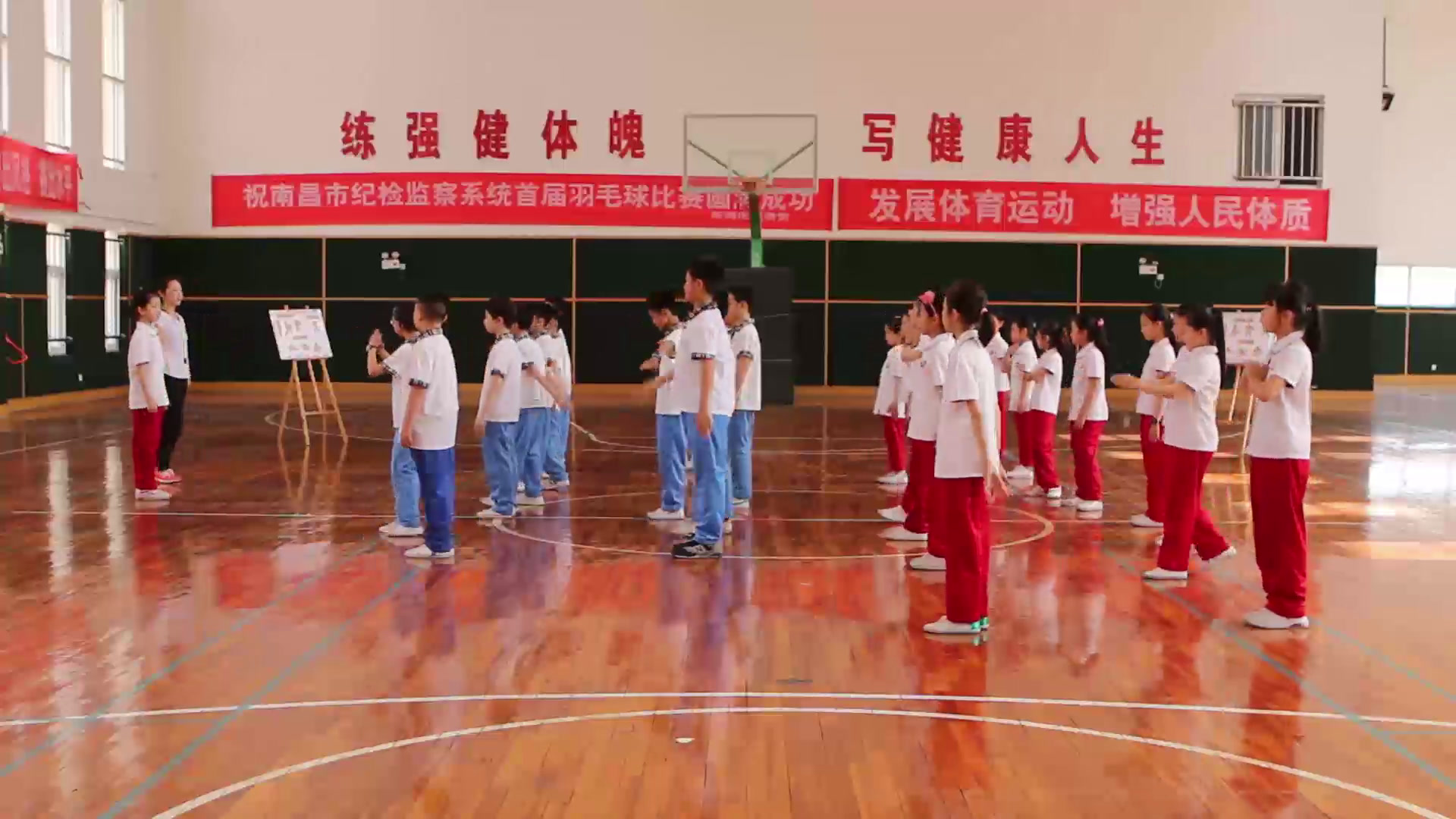 人教2011版体育与健康三至四年级《3.弓步钩手撩掌》江西宋老师-全国一等奖