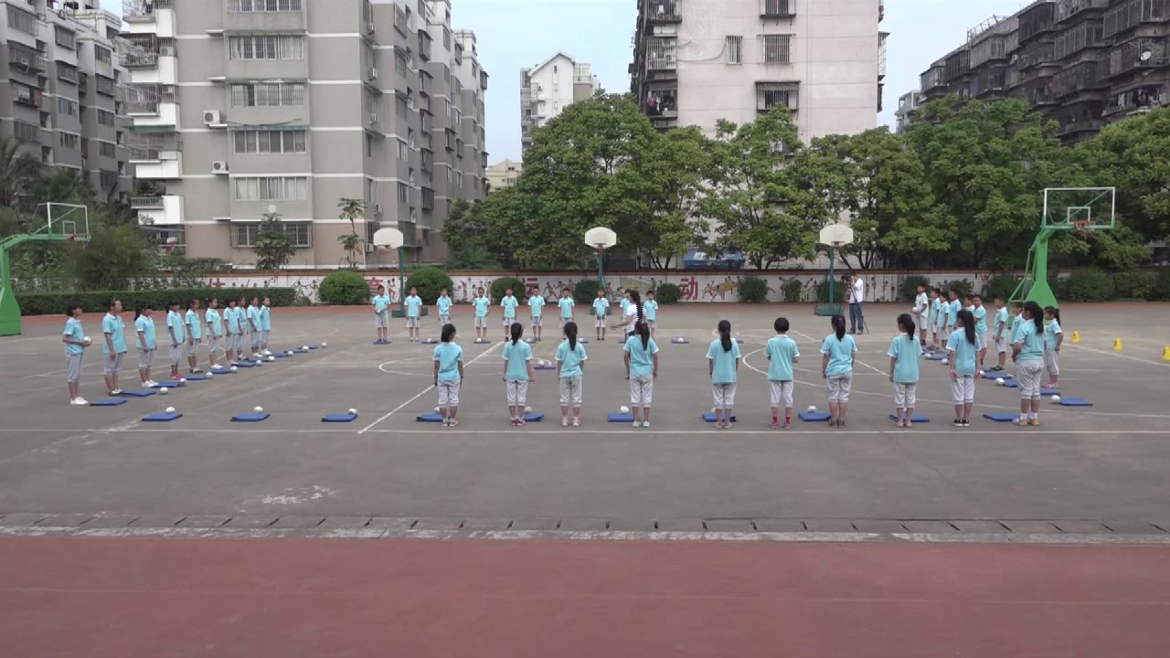 人教2011版体育与健康三至四年级《3.双手前掷实心球》福建刘老师-全国一等奖