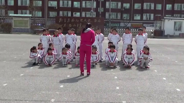 人教2011版体育与健康三至四年级《第一节队列与队形》辽宁曹老师-市一等奖
