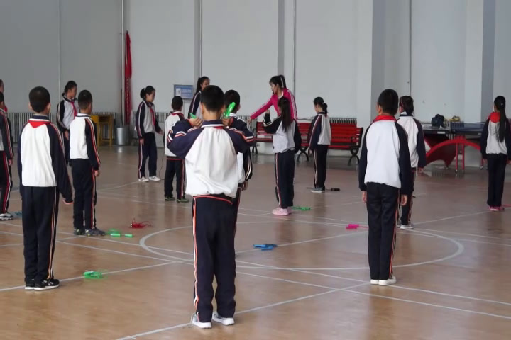 人教2011版体育与健康三至四年级《1.单脚交换跳短绳》黑龙江老师-省一等奖