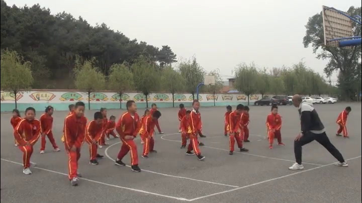 人教2011版体育与健康三至四年级《6.撩掌》辽宁老师-县级优课