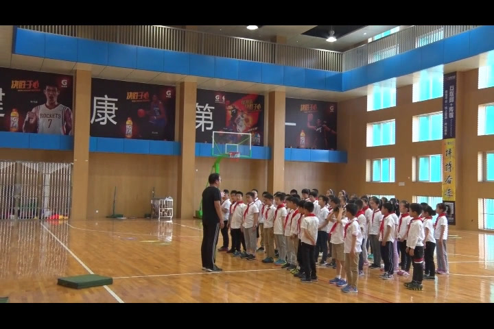 人教2011版体育与健康三至四年级《1.原地或助跑跳过横杆与发展跳跃能力练习》江苏蒋老师-市一等奖