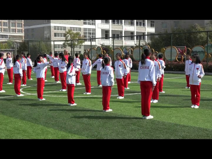 人教2011版体育与健康三至四年级《1.上步搂手马步击掌》江苏老师-全国一等奖