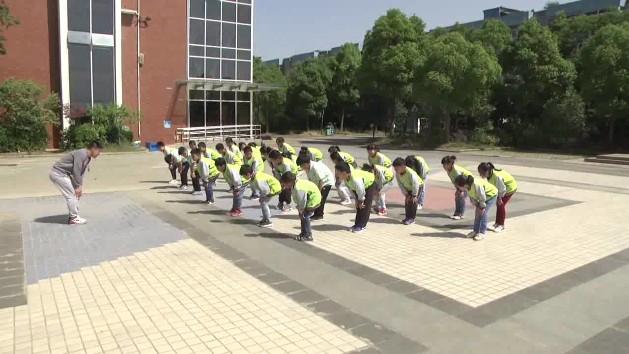 人教2011版体育与健康三至四年级《3.弓步钩手撩掌》安徽老师-市一等奖
