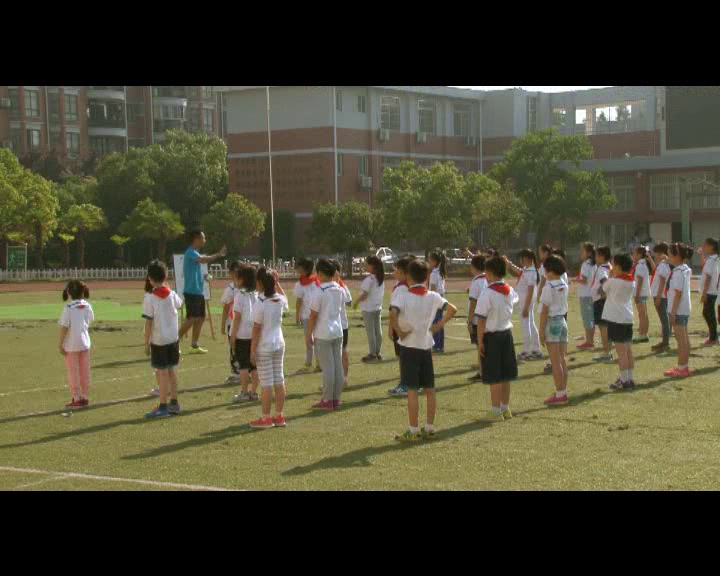 人教2011版体育与健康五至六年级《4.多种形式投掷垒，》安徽章老师-省一等奖