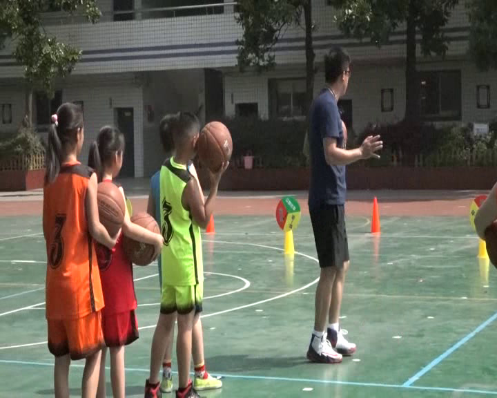 人教2011版体育与健康五至六年级《4.体前变向换手运，》江西吁老师-全国一等奖