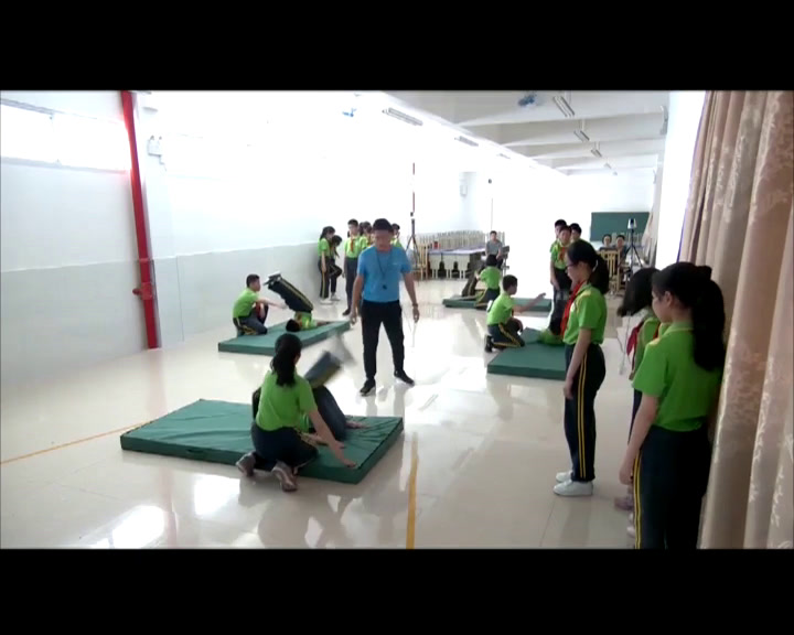 人教2011版体育与健康五至六年级《2.滚翻组合动作，》福建薛老师-省一等奖
