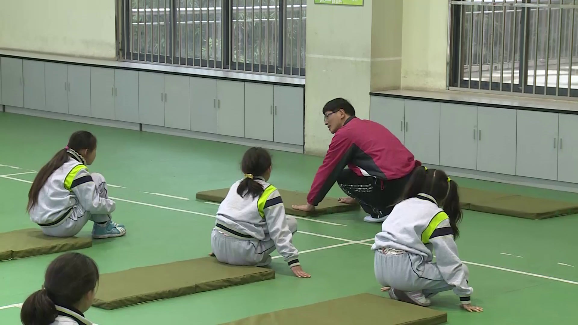人教2011版体育与健康五至六年级《1.滚翻组合动作，》江苏老师-省一等奖