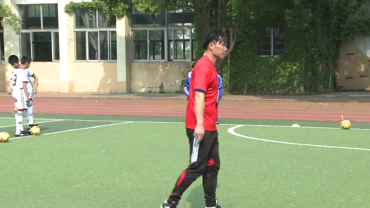 人教2011版体育与健康五至六年级《4.脚背外侧传球及，》浙江徐老师-省一等奖