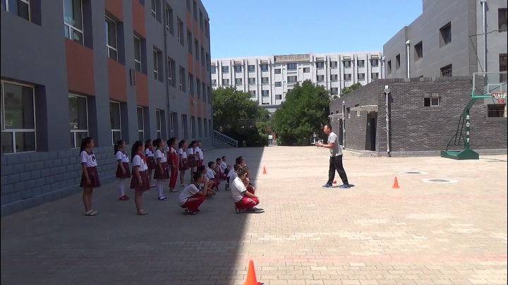 人教2011版体育与健康五至六年级《3.双手从头后向前，》内蒙敖老师-省一等奖