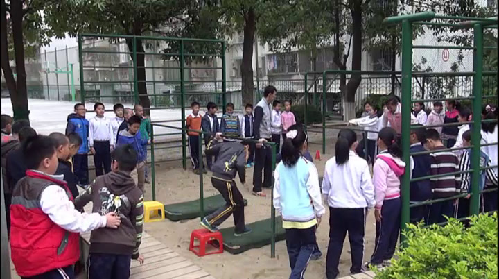 人教2011版体育与健康三至四年级《3.低单杠跳上成，》福建老师-县级优课