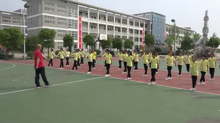 人教2011版体育与健康五至六年级《1.队列和队形》江苏王老师-全国一等奖