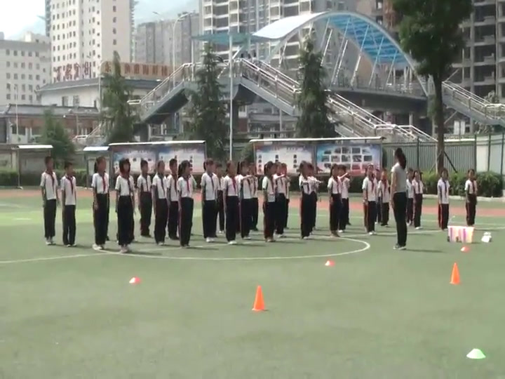 人教2011版体育与健康三至四年级《4.弹踢推掌》甘肃老师-市一等奖