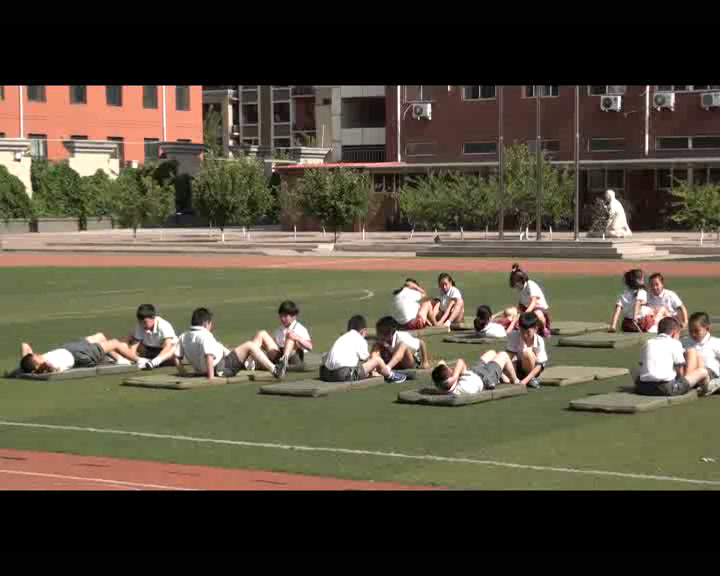 人教2011版体育与健康三至四年级《7.滚翻组合动作》河北老师-市一等奖