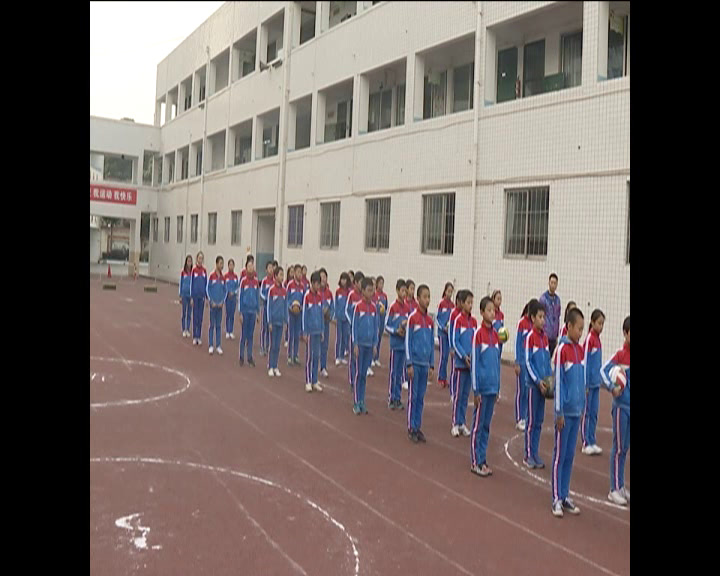 人教2011版体育与健康五至六年级《2.正面下手双手垫球》四川鲜老师-全国一等奖