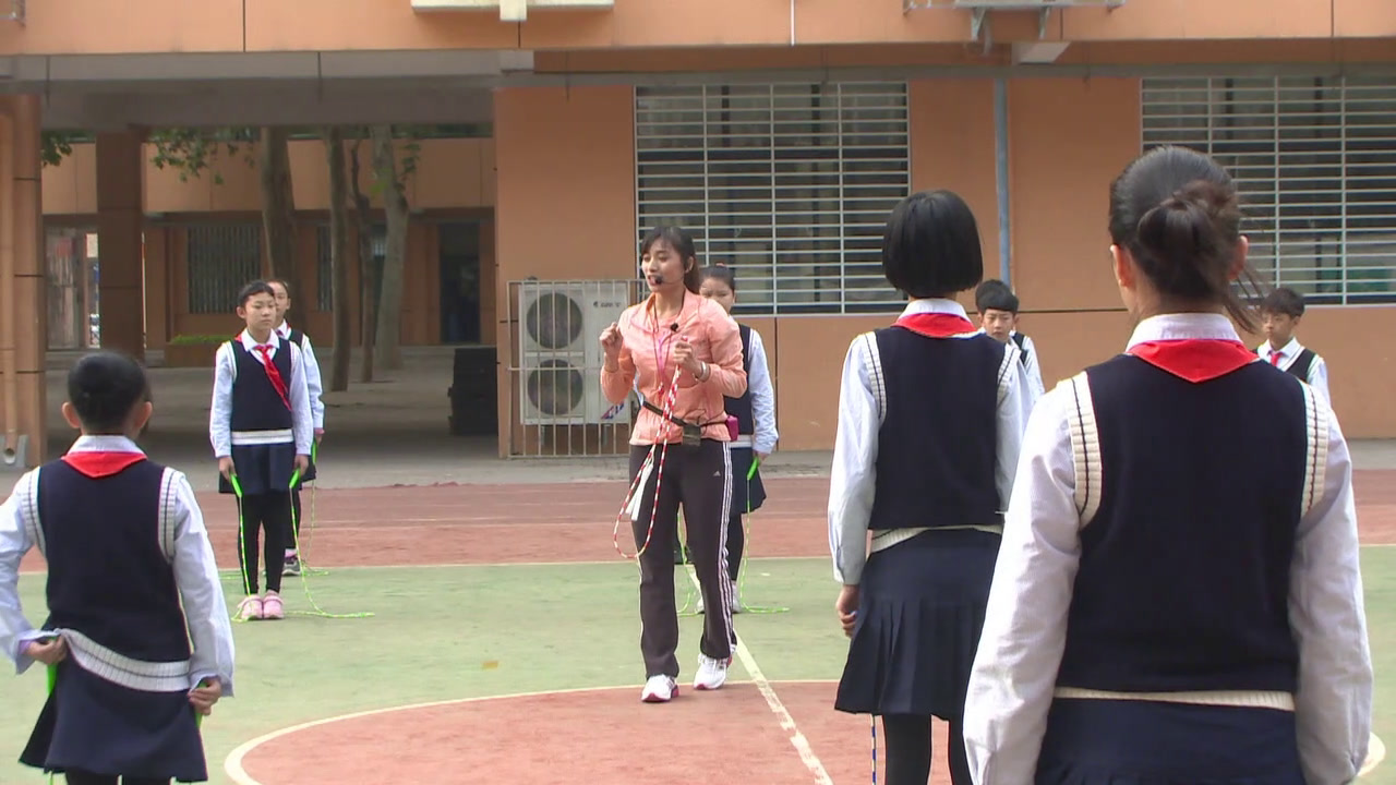 人教2011版体育与健康五至六年级《1.向前、向后摇绳编花跳》河南刘老师-全国一等奖