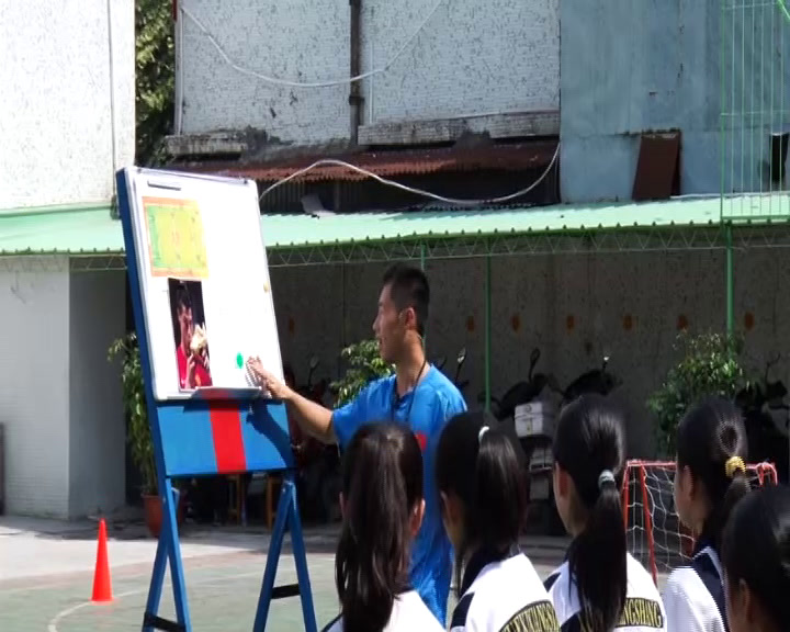 人教2011版体育与健康五至六年级《2.脚背正面接球及，》广东江老师-省一等奖