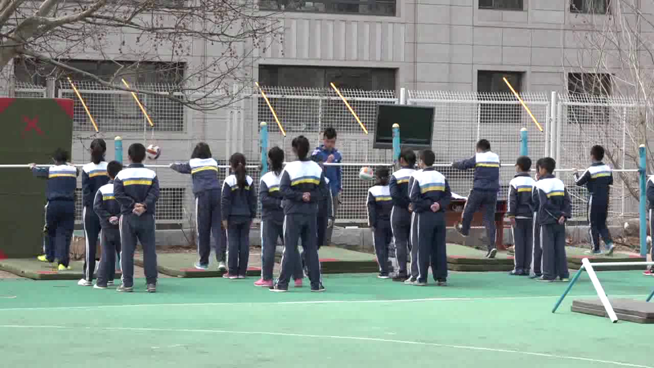 人教2011版体育与健康五至六年级《2.一足蹬地翻身上》辽宁老师-全国一等奖